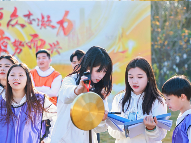 中芯巨能2025年年會游戲精彩瞬間：蒙眼敲鑼