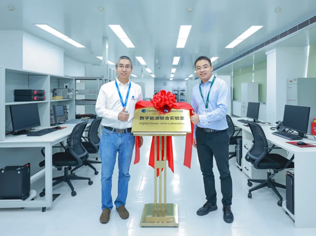 ▲納微半導體系統(tǒng)應用工程副總裁黃秀成（右）與兆易創(chuàng)新高級副總裁、MCU事業(yè)部總經(jīng)理李寶魁（左）合影